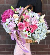 Композиция солнечный день в Дьяченково Цветочная композиция из Розы, Хризантемы, Пионы и Лизиантусы в корзине в Дьяченково